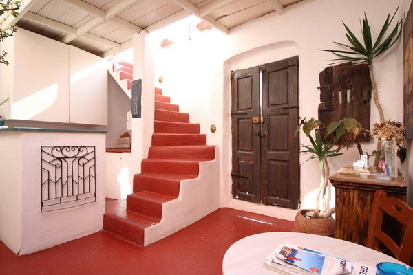 Uncover the fascinating georgian heritage: must-visit uk towns for immersive walking tours